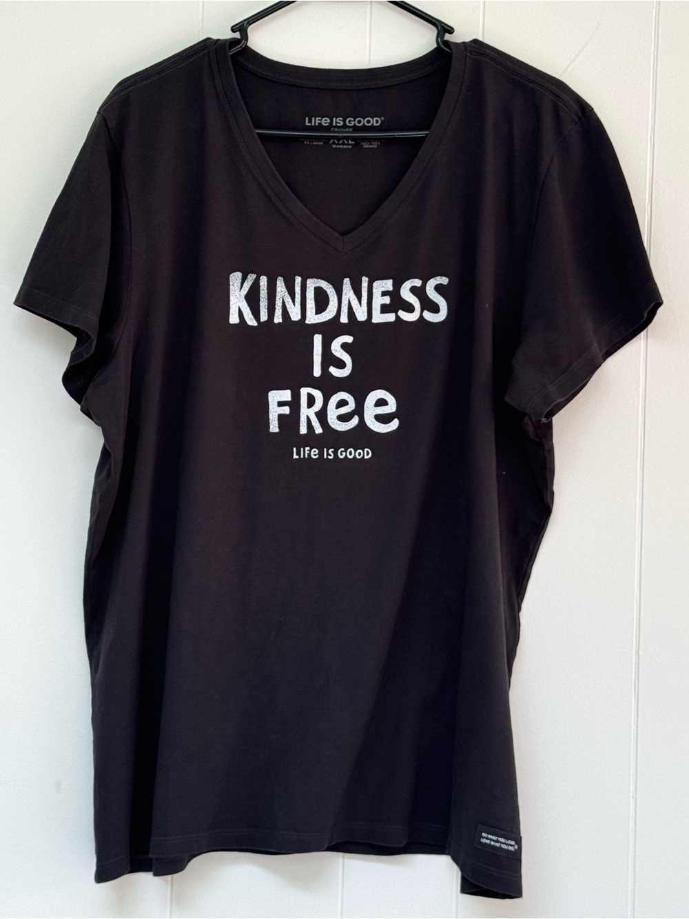 New Life Is Good Women's Kindness is Free Short Sleeve Vee T Shirt XXL Black